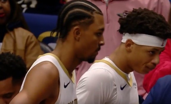 开云-不仅会扔三分！墨菲抢断反击表演单臂滑翔拉满战斧劈扣！