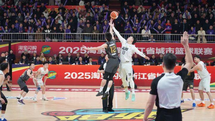 开云体育下载-“浙A德比”首轮熟人局，杭州队战胜富阳队